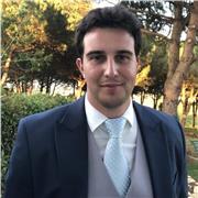 Laureato in Giurisprudenza con esperienza accademica maturata in UK, impartisce lezioni e opportunità di conversazione in inglese